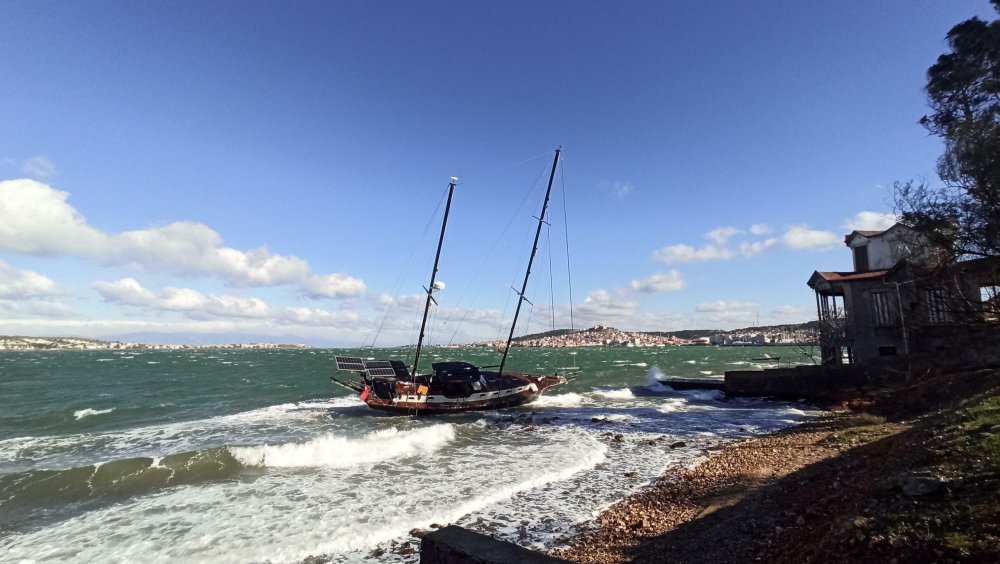 Marmara Bölgesi'ndeki fırtınada yelkenli tekne karaya oturdu