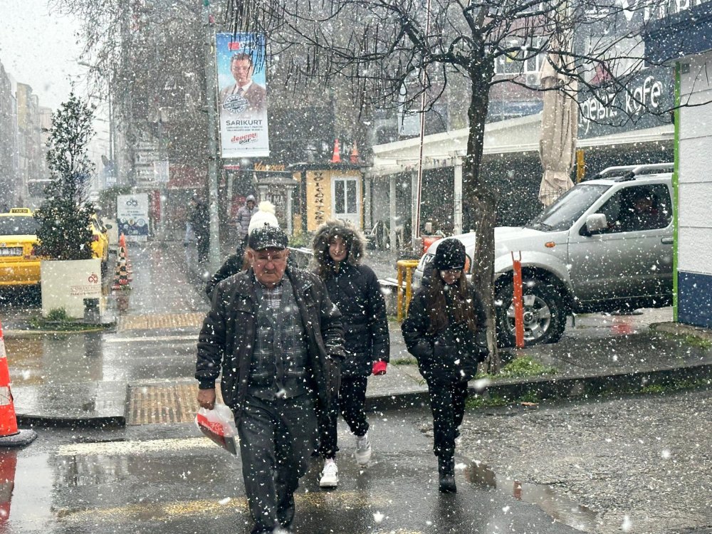 Tekirdağ'da lapa lapa kar yağdı