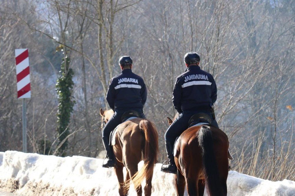 Atlı jandarmalar, Kartepe'de görevde