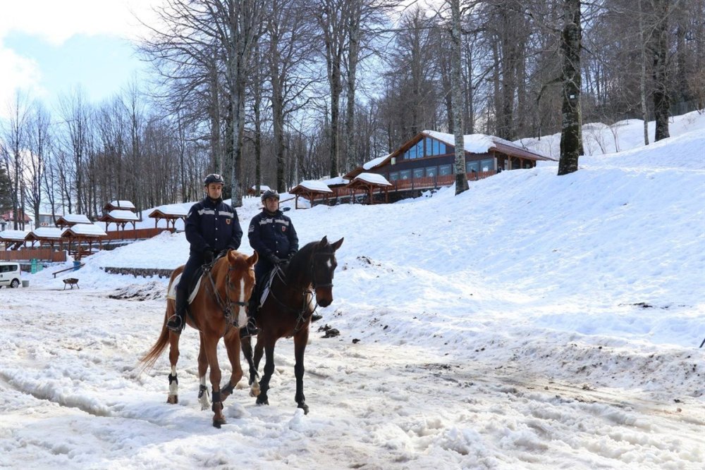 Atlı jandarmalar, Kartepe'de görevde