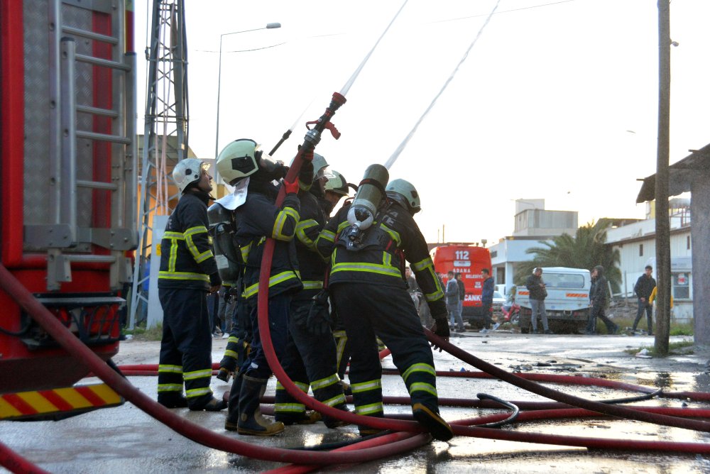 Adana'daki sünger fabrikasında yangın çıktı