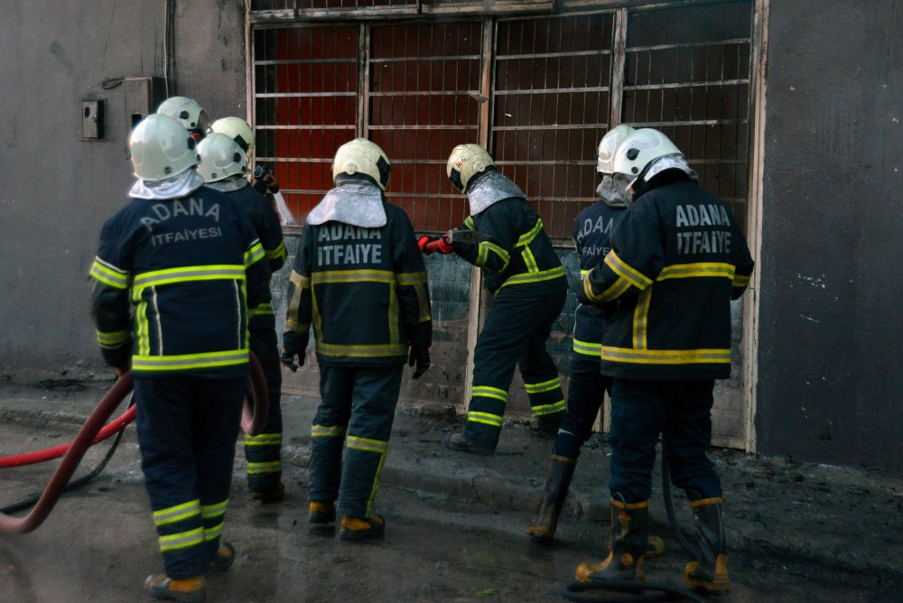 Adana'daki sünger fabrikasında yangın çıktı