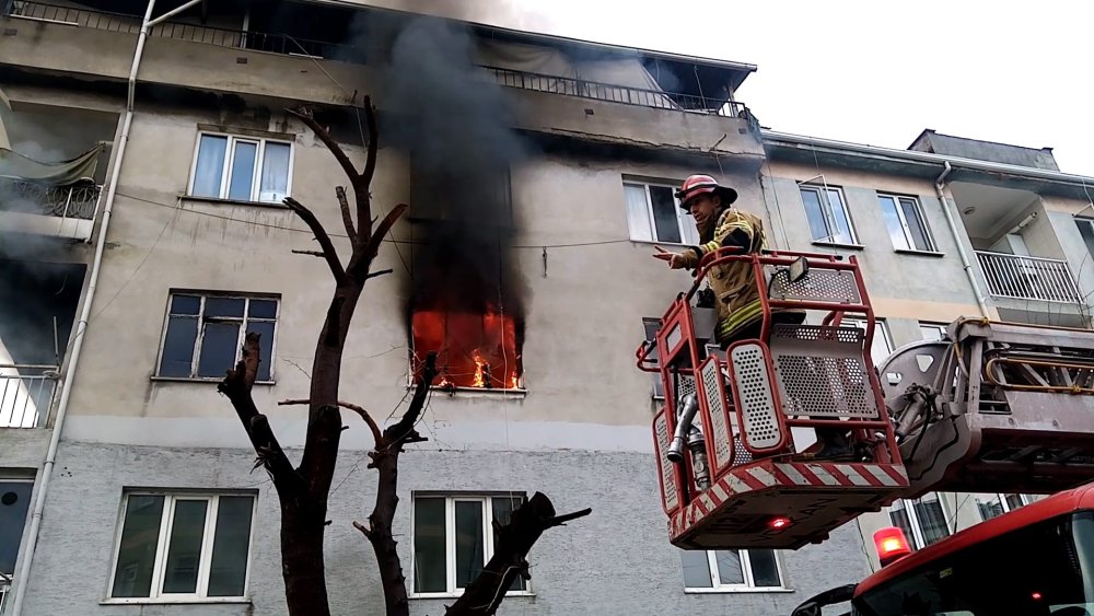 4 katlı binada can pazarı: 8'i çocuk 14 kişi hastaneye kaldırıldı