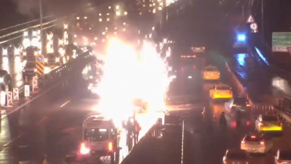 15 Temmuz Şehitler Köprüsü'nde araç yangını: Trafikte yoğunluk oluştu