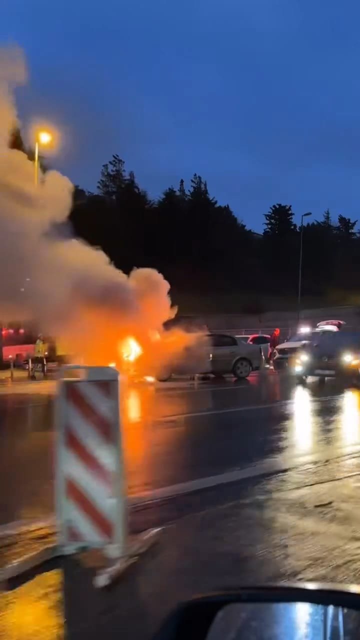 15 Temmuz Şehitler Köprüsü'nde araç yangını: Trafikte yoğunluk oluştu