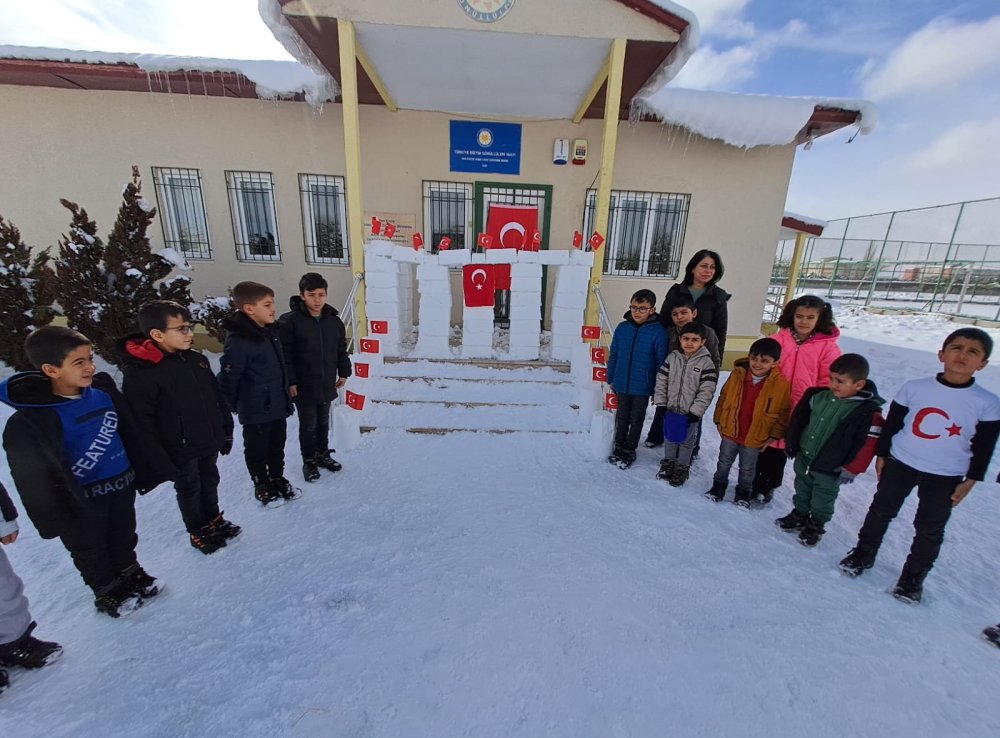 Öğretmenler öğrencilerin isteğini kırmadı: Kardan Anıtkabir yapıp, önünde İstiklal Marşı'nı okudular