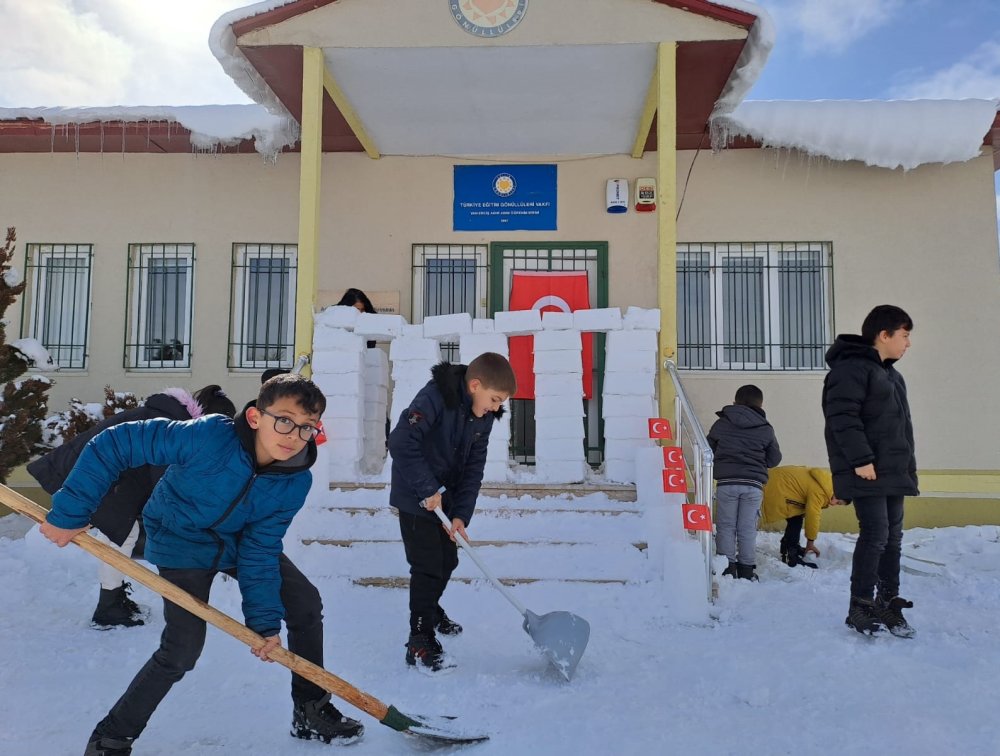 Öğretmenler öğrencilerin isteğini kırmadı: Kardan Anıtkabir yapıp, önünde İstiklal Marşı'nı okudular