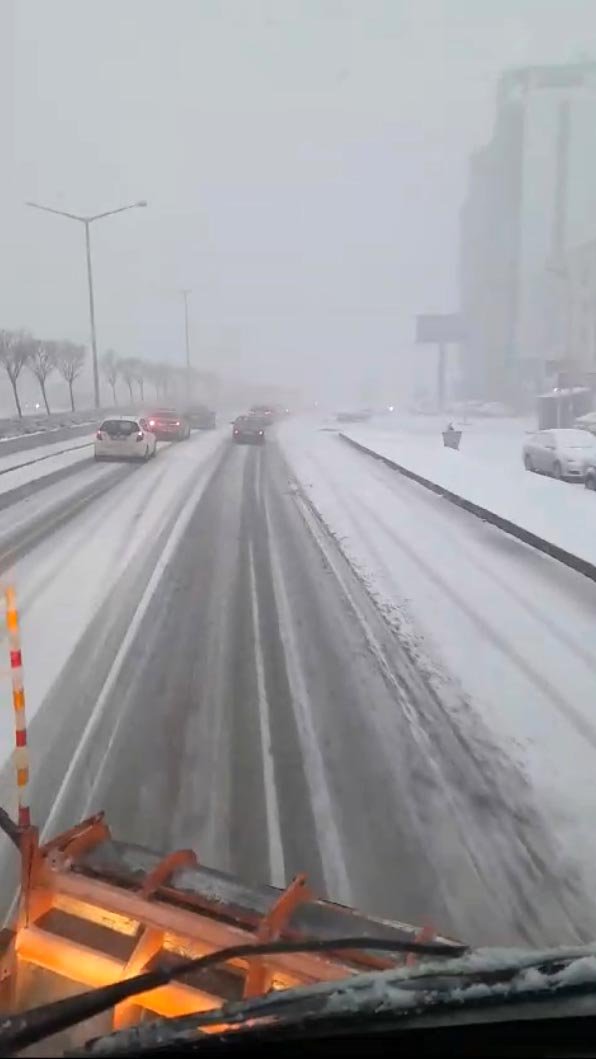 Başkent beyaz örtüyle kaplandı, ulaşım kilitlendi