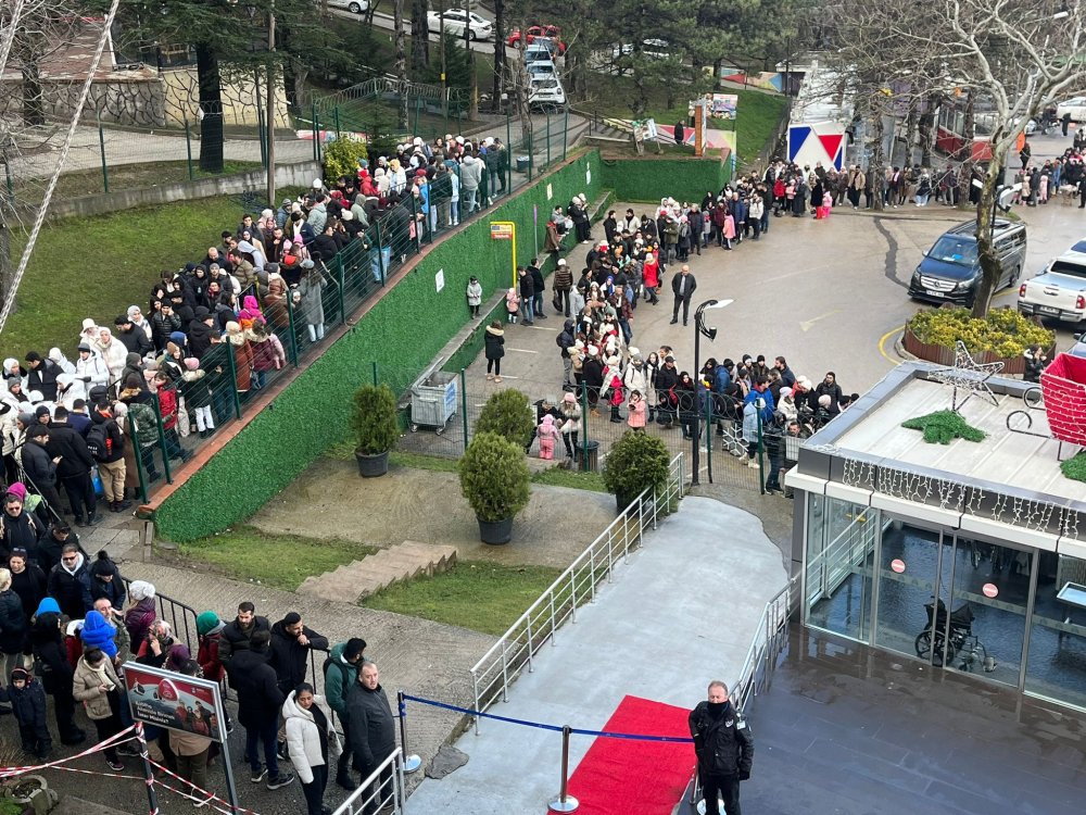 Uludağ'da teleferiğe çıkmak isteyenler uzun kuyruklar oluşturdu