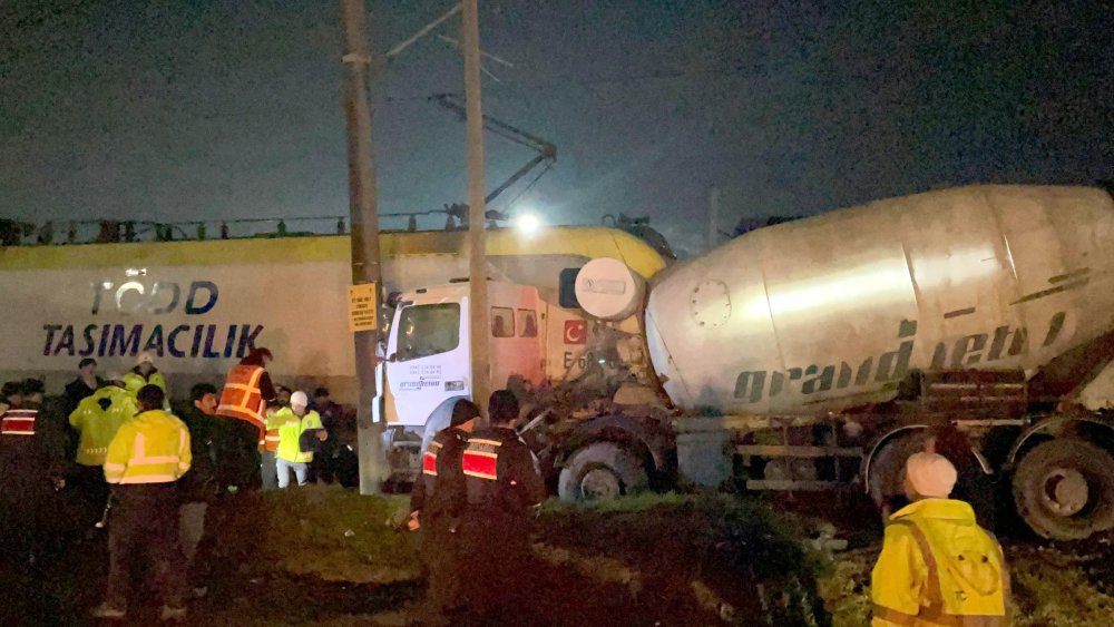 Yolcu treni, beton mikserine çarptı; 1 yaralı