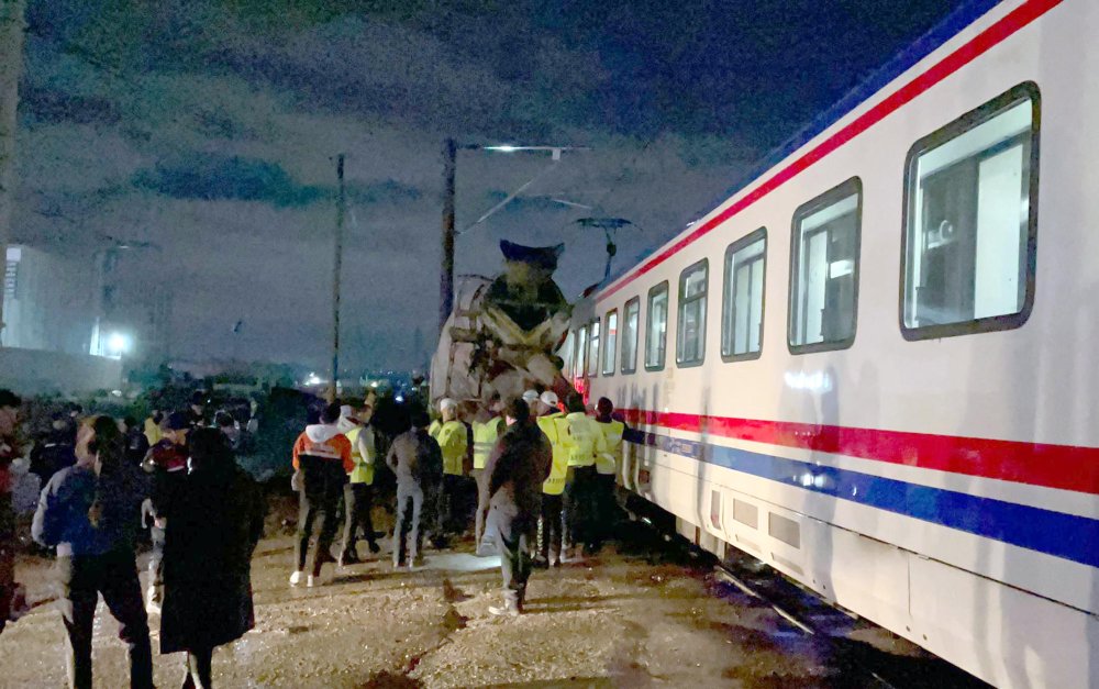 Yolcu treni, beton mikserine çarptı; 1 yaralı