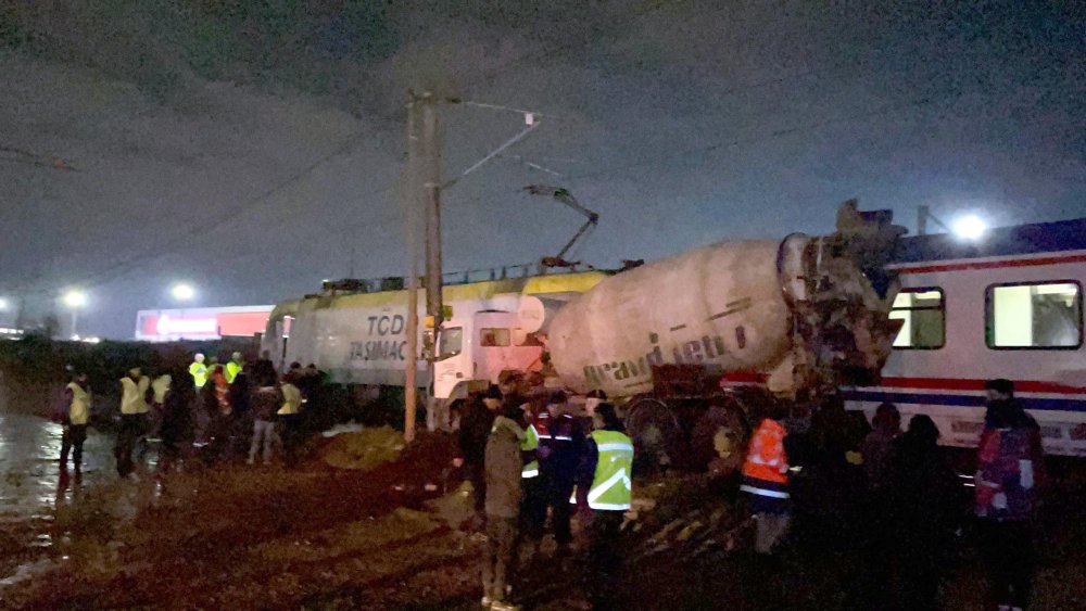 Yolcu treni, beton mikserine çarptı; 1 yaralı