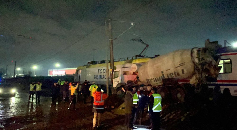 Yolcu treni, beton mikserine çarptı; 1 yaralı