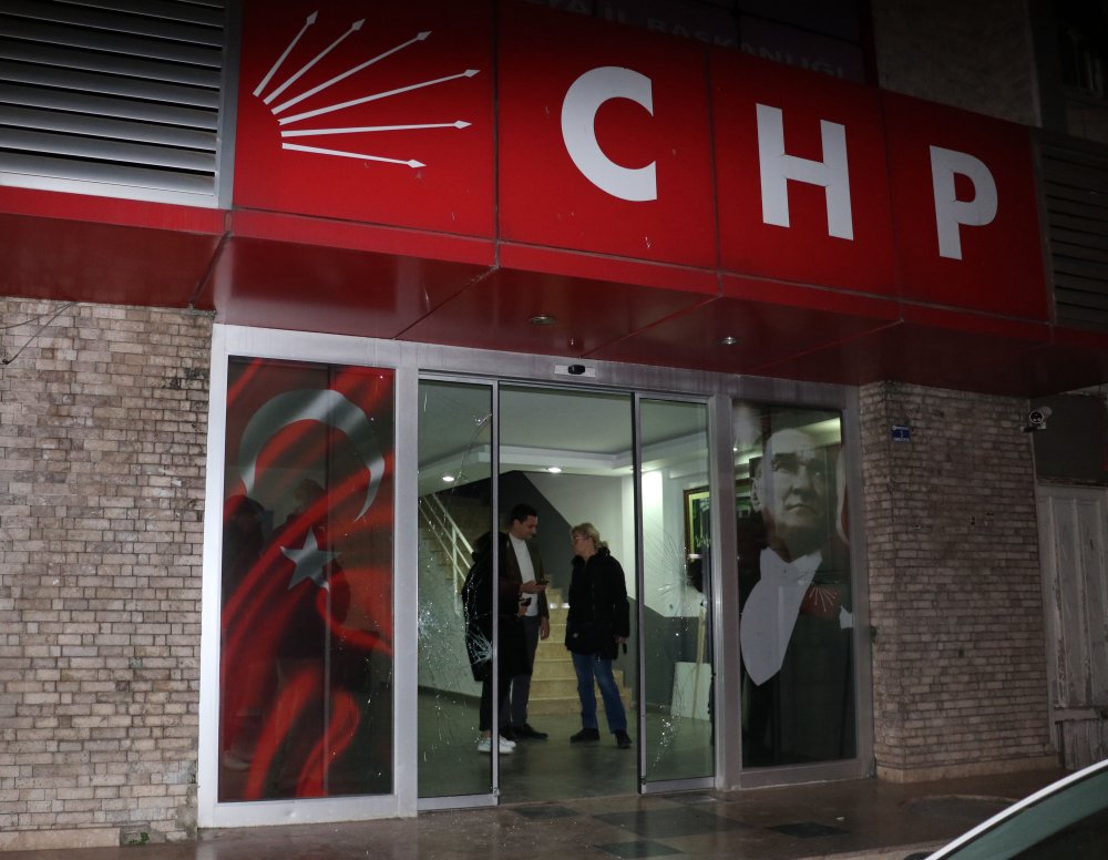 CHP il binasına taşlı saldırı düzenlendi