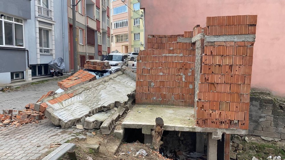 İnşaatın duvarı, park halindeki aracın üzerine devrildi