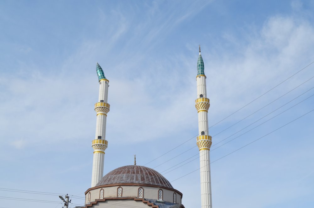 Şiddetli rüzgar minarenin külahını yerinden söktü, sokak kapatıldı