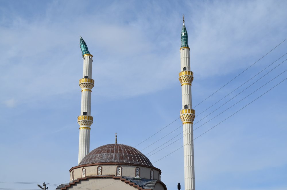 Şiddetli rüzgar minarenin külahını yerinden söktü, sokak kapatıldı