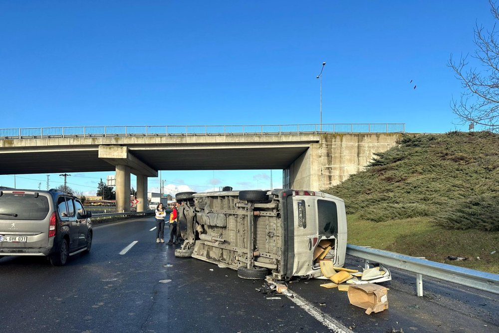 Bariyerlere çarpan minibüs devrildi: 1 ölü, 1 yaralı