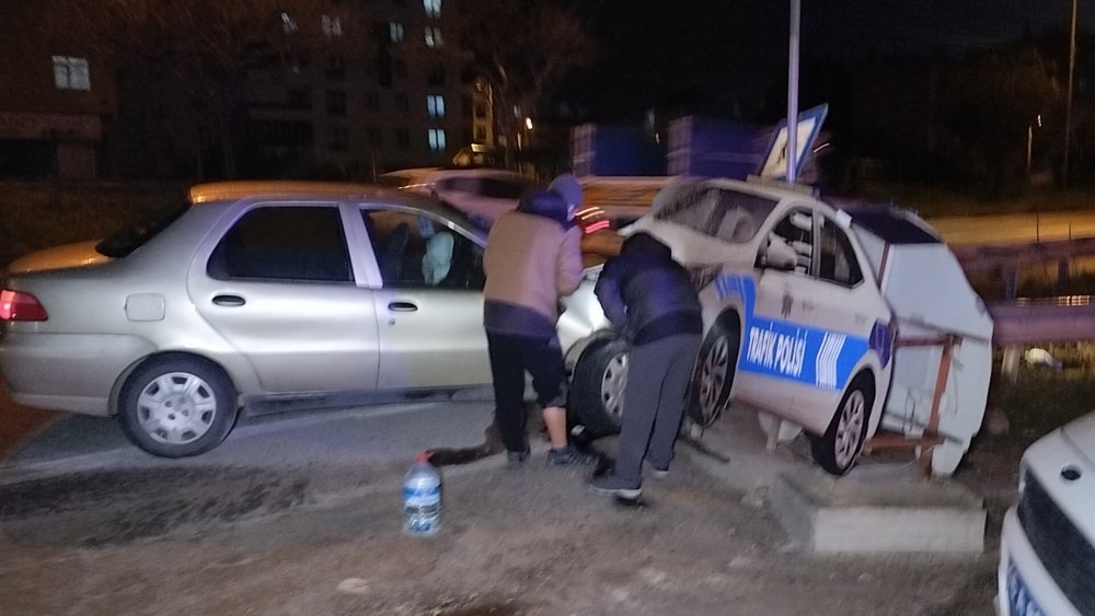 Kontrolden çıkan araç, maket polis arabasına çarptı!