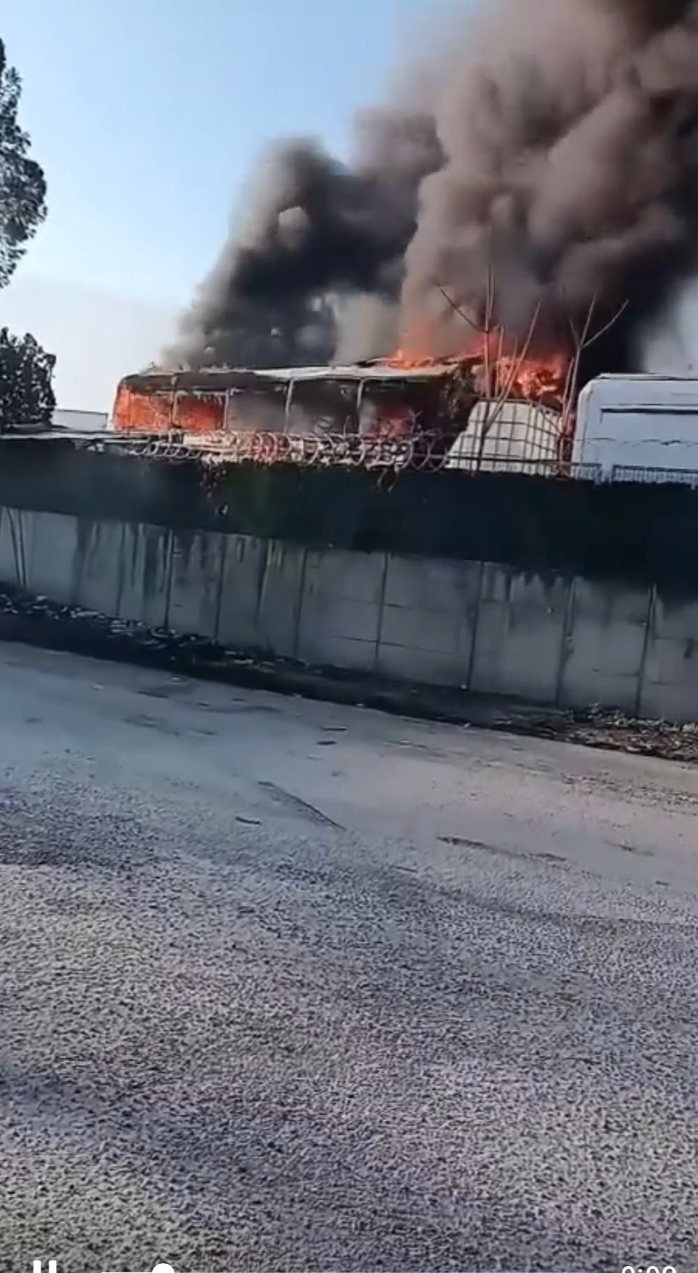 Park halindeki otobüs alev alev yandı