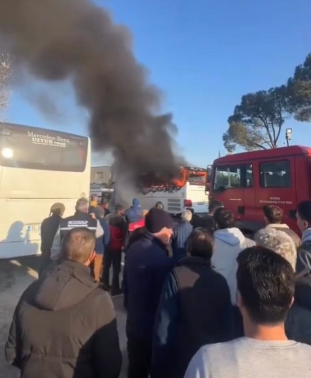 Park halindeki otobüs alev alev yandı