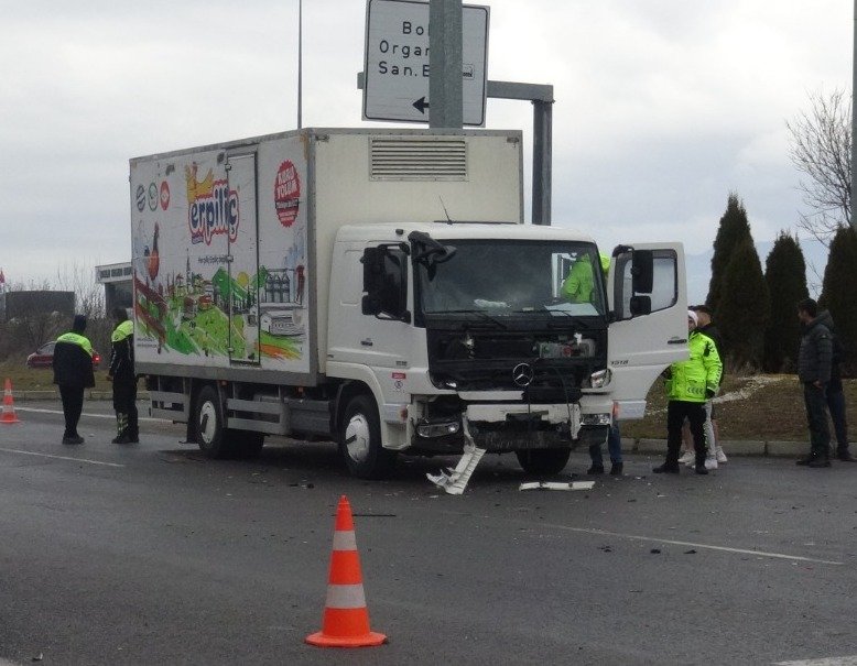 Kamyonet, kırmızı ışıkta bekleyen otomobile çarptı; 1 ölü, 2 yaralı