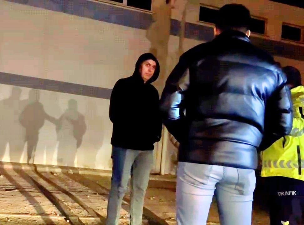 Polisi görünce TIR'ı bırakıp kaçtı, taksiyle geri dönünce yakalandı!