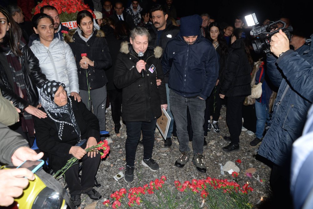 Adana'da depremde hayatını kaybedenler anıldı: 'Hayatlarımız enkaz altında kaldı'