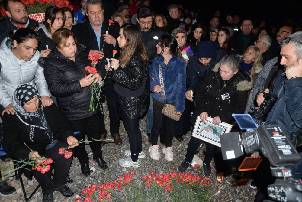 Adana'da depremde hayatını kaybedenler anıldı: 'Hayatlarımız enkaz altında kaldı'