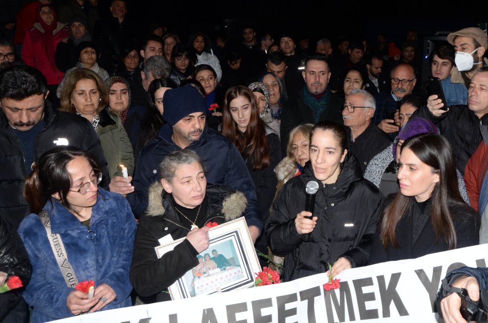 Adana'da depremde hayatını kaybedenler anıldı: 'Hayatlarımız enkaz altında kaldı'