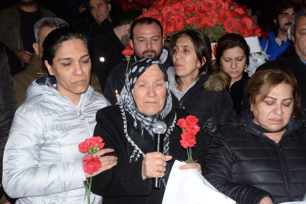 Adana'da depremde hayatını kaybedenler anıldı: 'Hayatlarımız enkaz altında kaldı'