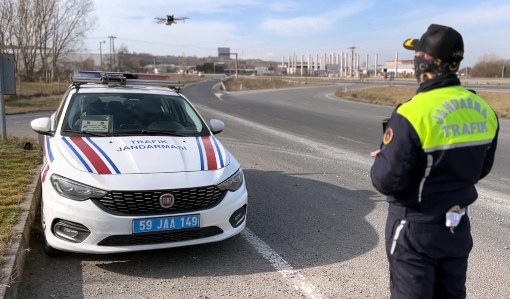 Dron destekli trafik denetiminde kaçak göçmenler yakalandı