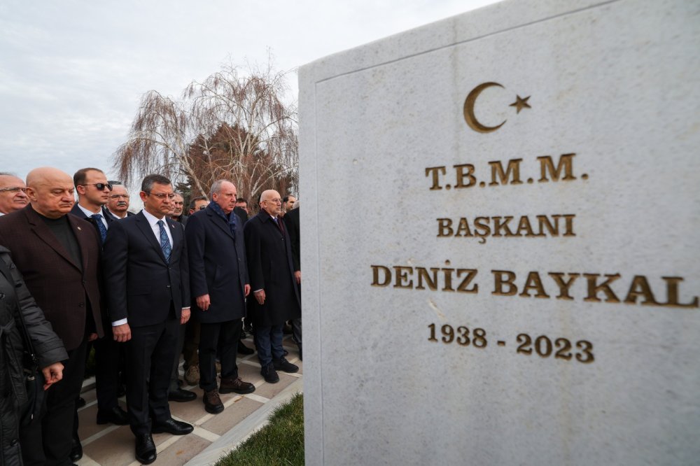 Deniz Baykal, ölümünün 1. yılında mezarı başında anıldı