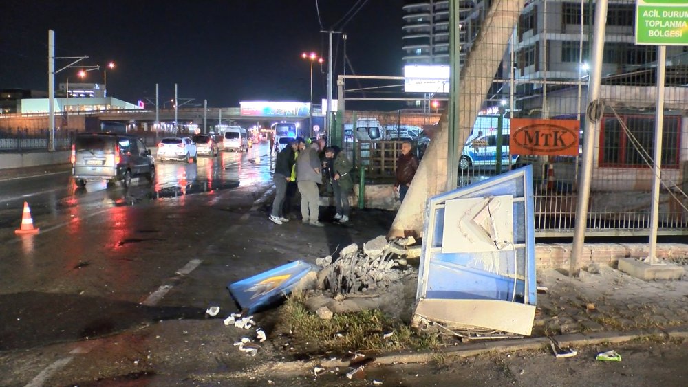 Tur otobüsü aydınlatma direğine çarptı: 10 turist yaralandı