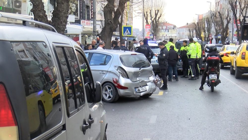 Güngören’de korkunç kaza: 5 araca ardından da mağazaya çarparak durabildi