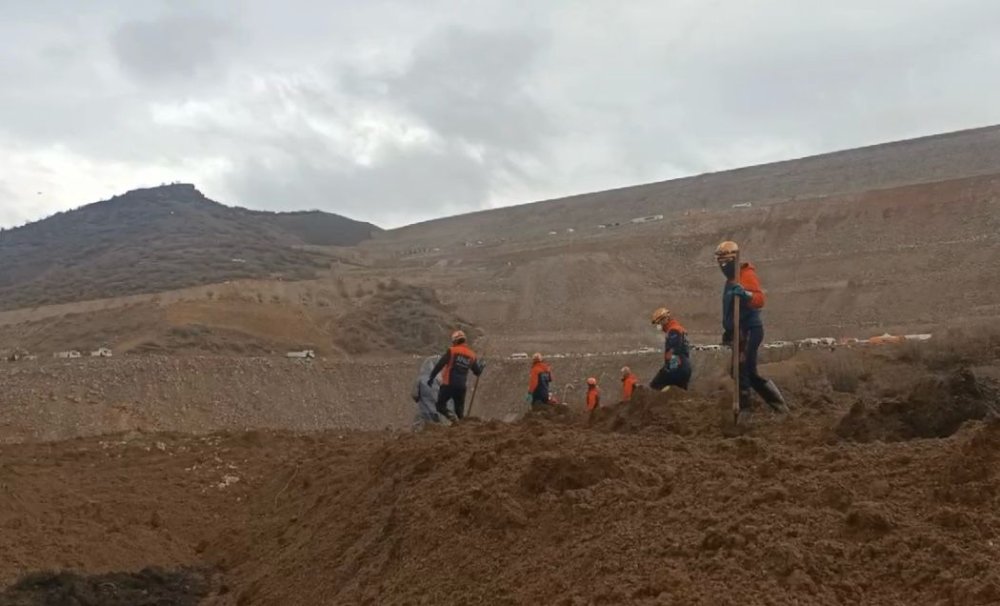 Enkaz altındaki işçiler sondalama yöntemiyle aranıyor