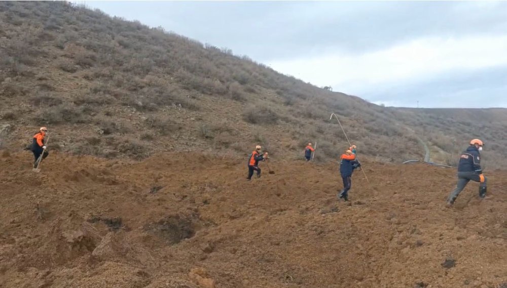 Enkaz altındaki işçiler sondalama yöntemiyle aranıyor