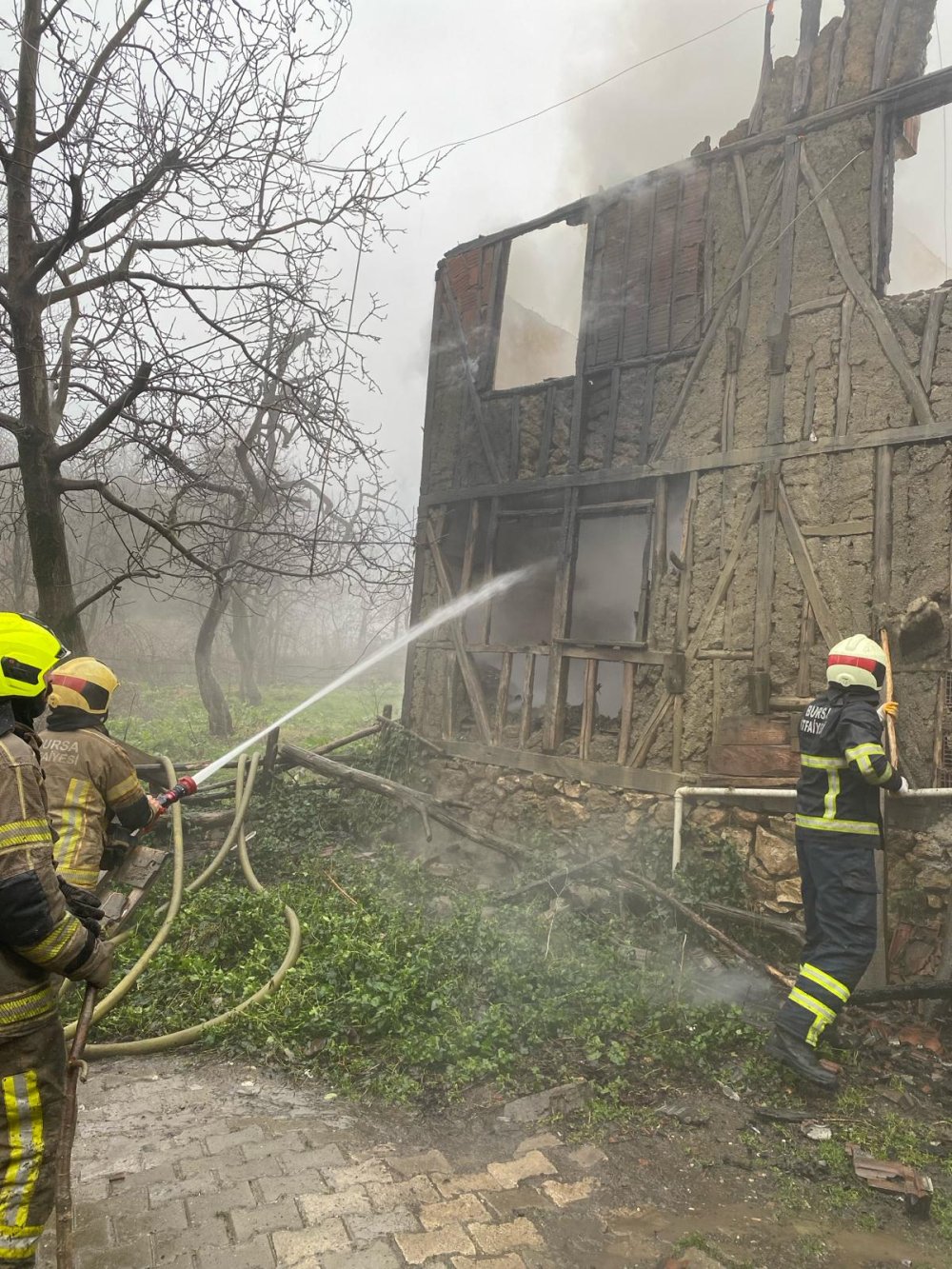 Soba kıvılcımı evi yaktı, yaşlı adama komşuları kurtardı