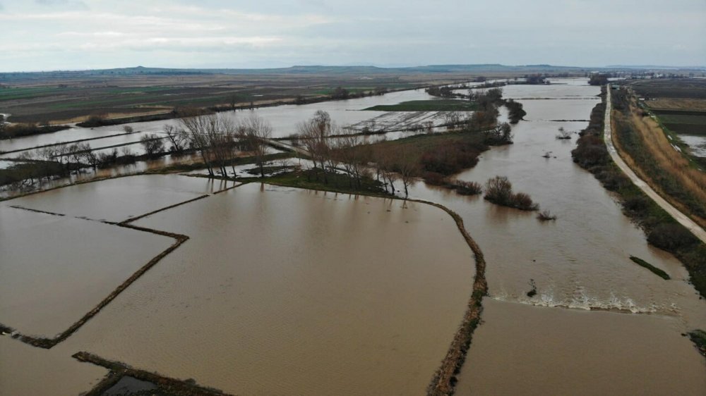 Su altında kalan tarlalar, dron ile görüntülendi