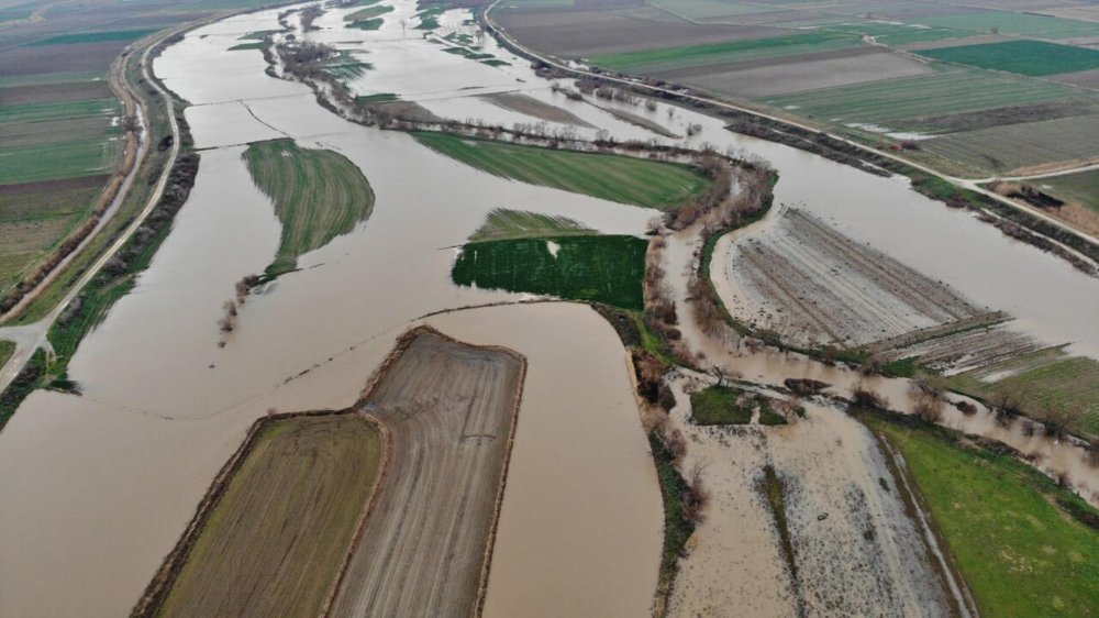 Su altında kalan tarlalar, dron ile görüntülendi