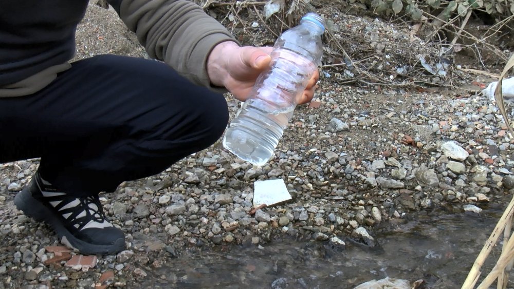 Kimyasal atıklar derenin rengini turuncuya döndürdü