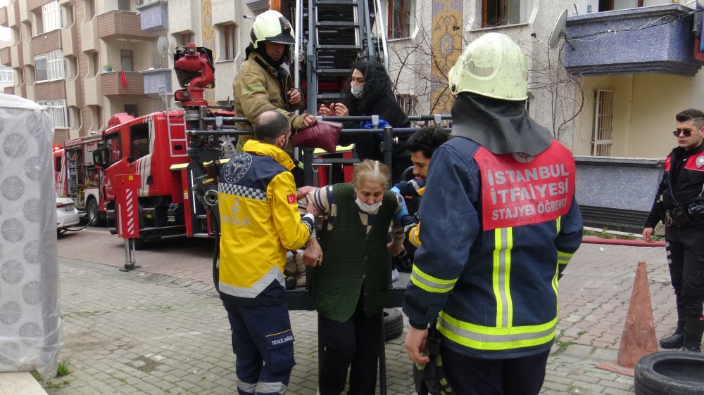 Avcılar'da 4 katlı binada çıkan yangında can pazarı: 19 kişi mahsur kaldı