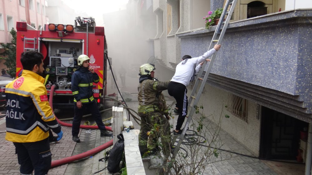 Avcılar'da 4 katlı binada çıkan yangında can pazarı: 19 kişi mahsur kaldı