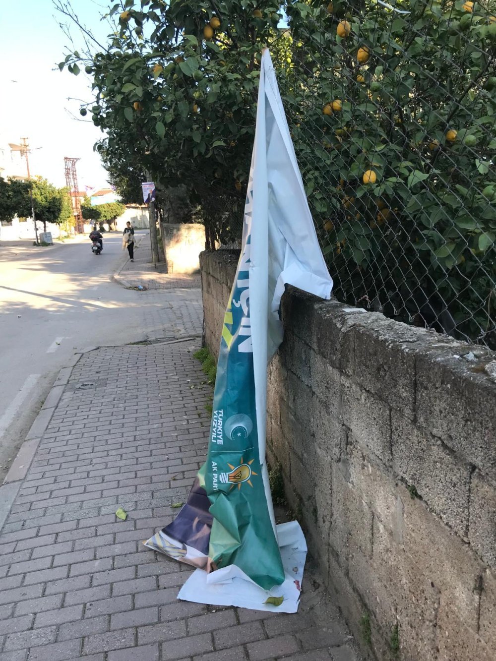 AK Parti adayının seçim minibüsü kundaklandı, afişleri kesildi