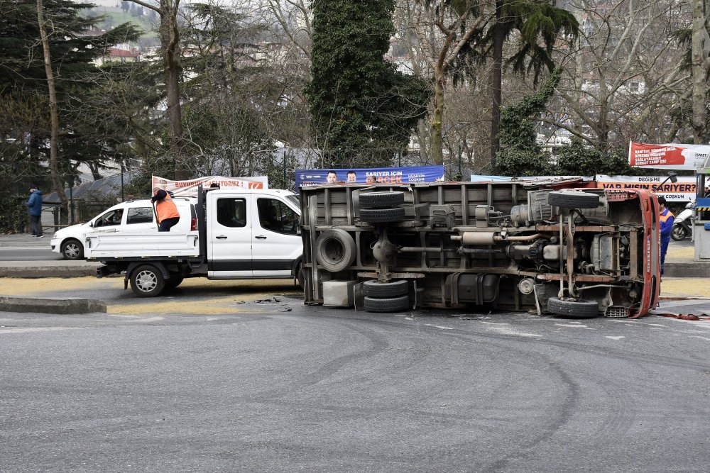 Kamyon devrilince kasasındaki pres makinesi yola düştü