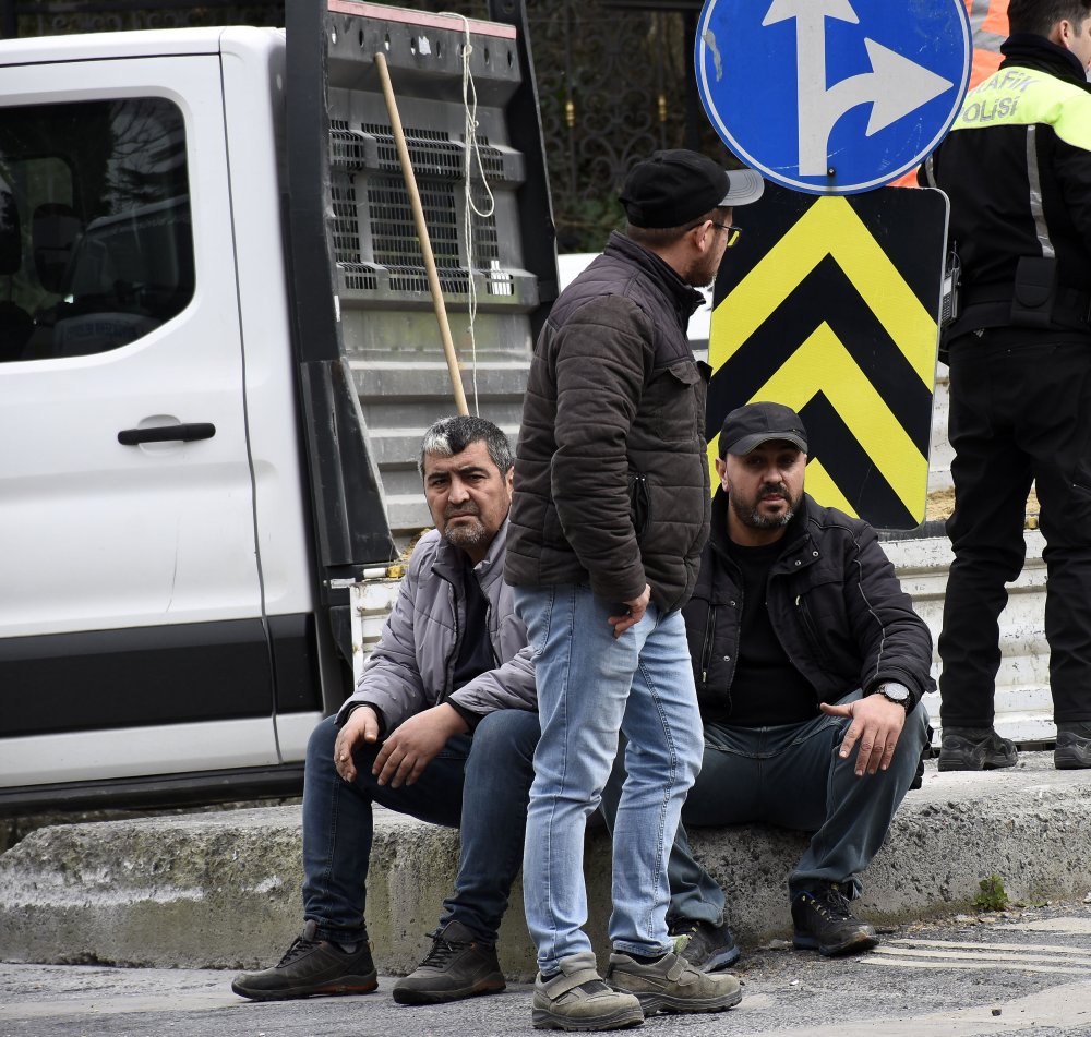 Kamyon devrilince kasasındaki pres makinesi yola düştü