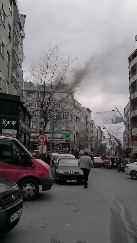 5 katlı binada yangın çıktı: Mahsur kalan 8 kişiyi itfaiye kurtardı