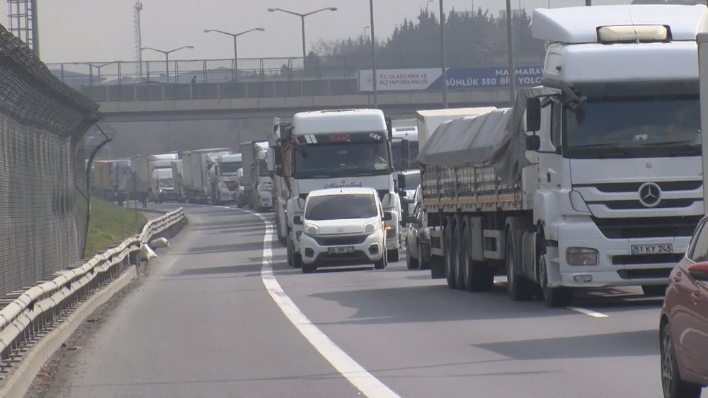 TEM Otoyolunda trafiği kilitleyen yangın: Uzun araç kuyrukları oluştu