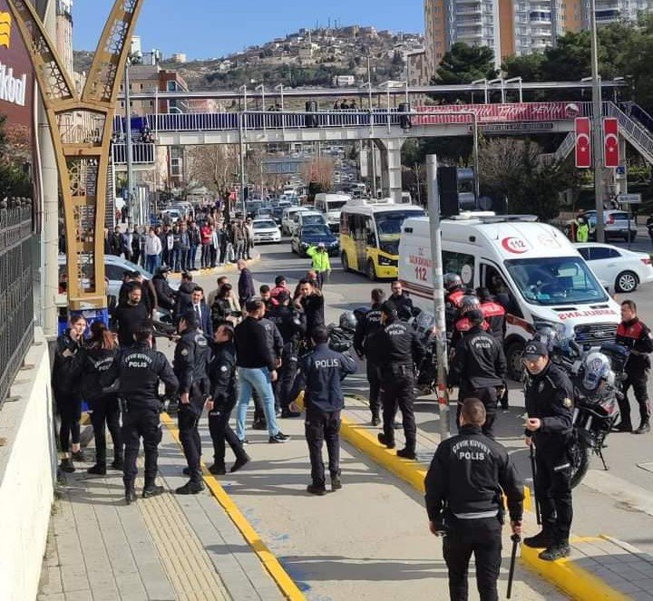 Duruşma sonrası kan gövdeyi götürdü: 1’i polis 9 yaralı