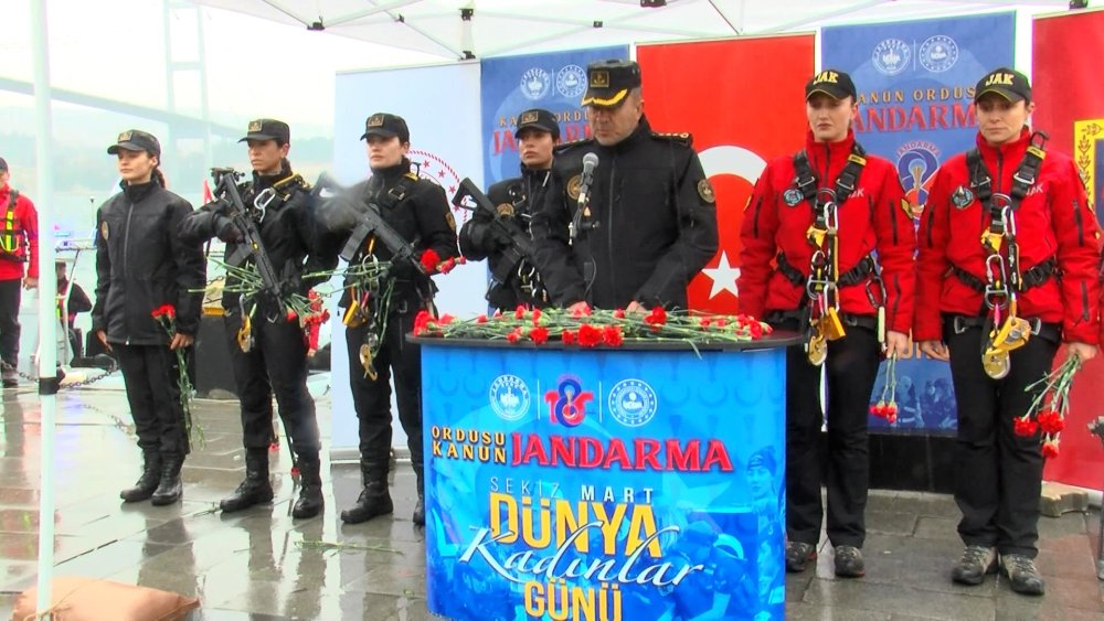 Kadın komandolar köprüden halatlarla iniş yaptı